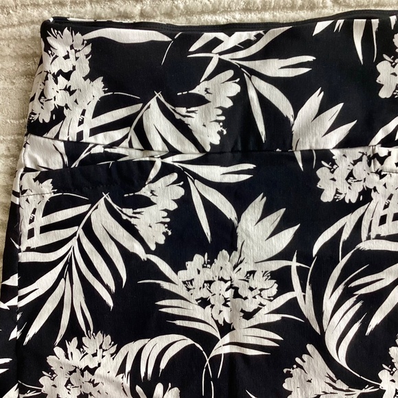 Women's S.C & Co. Black/White Floral tummy Control Pull On Skort/Skirt  S 17” - Picture 5 of 12